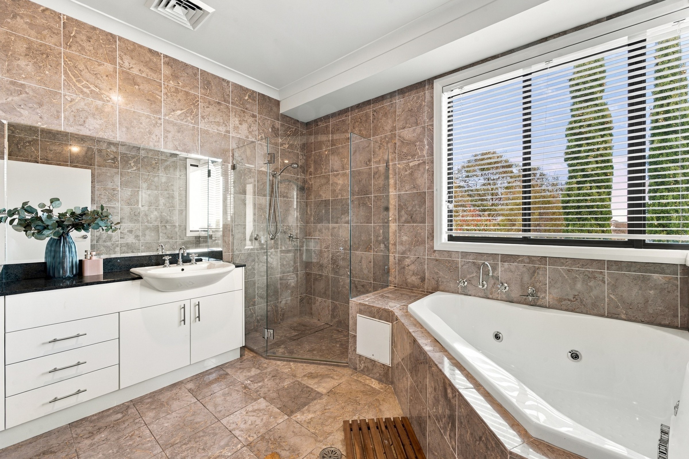 Main bedroom ensuite